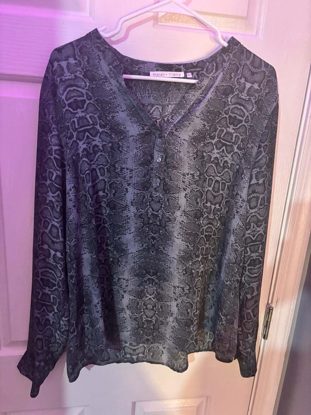 Violet + Claire Gray Snakeskin Print Long Sleeve Button Blouse Top Size XL